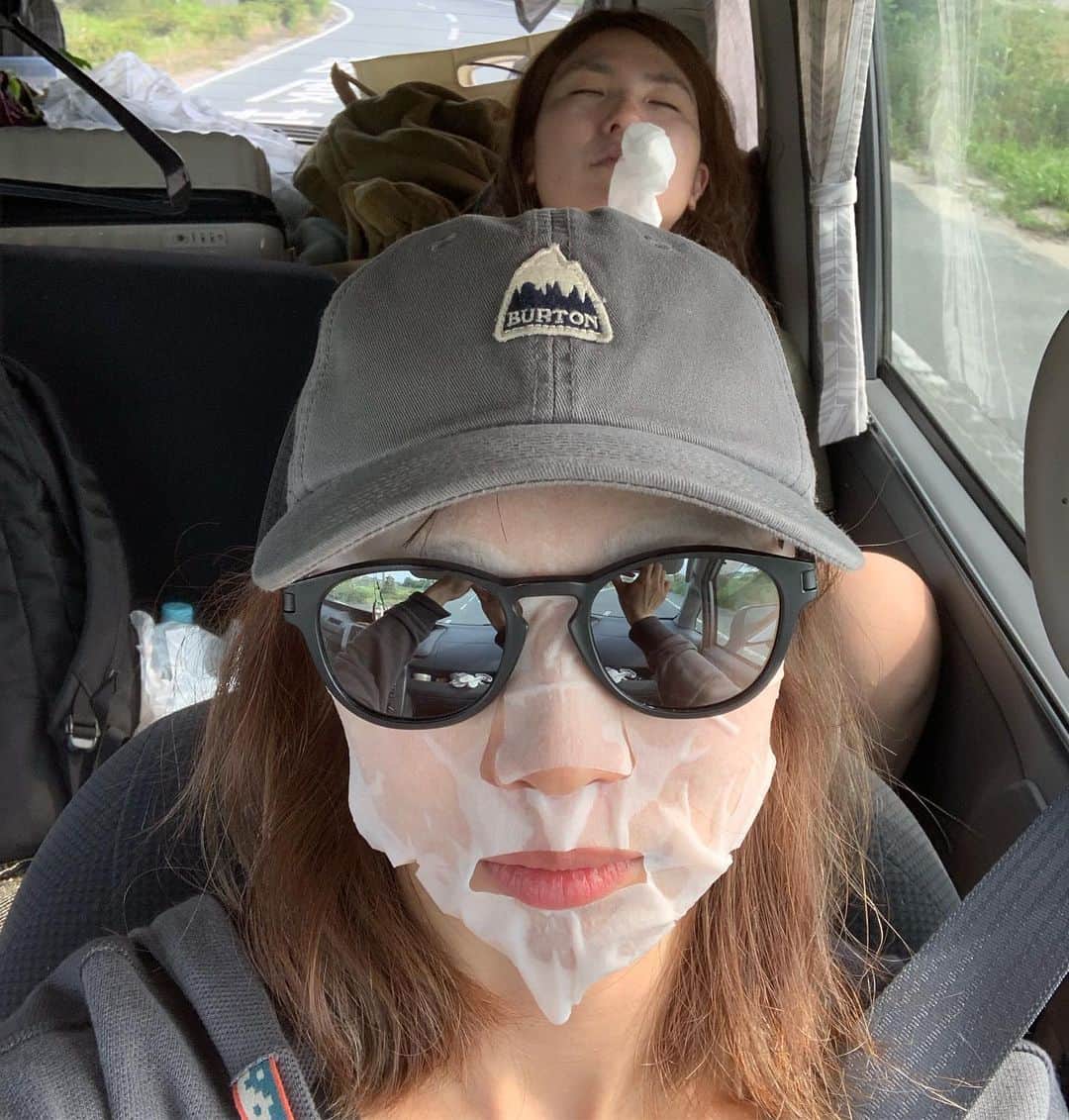 藤森由香のインスタグラム：「6/11の事ですが、33歳になりました。 たくさんのお祝いメッセージありがとうございます💚 私の姉、由美が、計算機を使わないと自分の年がわからなくなったと言ってバカだなーと笑っていましたが、私もついにその領域に達しました。 2019-1986で33歳。（笑） 歳を重ねるごとに自由や楽しみに触れ合う事も増え楽しくなってきています。 だけど、年も年だから日焼けの後はしっかり保湿よ。 そんな熟女フジモリを今後ともよろしくお願いします。」