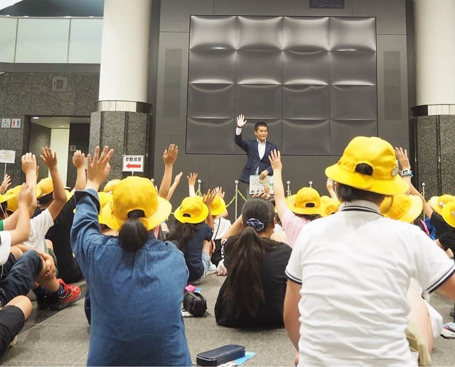 青山大人さんのインスタグラム写真 - (青山大人Instagram)「今日は土浦市立大岩田小学校の5年生のみんなが国会見学に訪れてくれました。みんな熱心でたくさんの鋭い質問を頂きました😊  #遠足 #国会議事堂見学 #大岩田 #大岩田小学校 #青山やまと #青山大人 #選挙区 #茨城6区 #土浦 #土浦市 #つくば #つくば市 #石岡 #石岡市 #かすみがうら #かすみがうら市 #つくばみらい #つくばみらい市 #小美玉 #小美玉市」6月14日 22時31分 - aoyamayamato