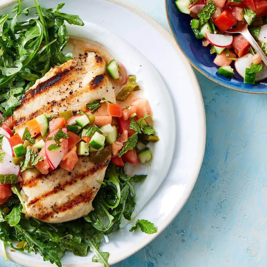 マーサ・スチュワートさんのインスタグラム写真 - (マーサ・スチュワートInstagram)「This is how you grill like Martha! @marleyspoon adapted its meal kit recipe for this grilled chicken and arugula salad from Martha's newest cookbook, "Martha Stewart's Grilling." Finish the dish with a cucumber, radish, and tomato relish for a fresh punch of veggies. Visit the link in bio to sign up for weekly home deliveries of fresh, pre-portioned ingredients and step-by-step recipes. 👆🏼」6月14日 22時34分 - marthastewart