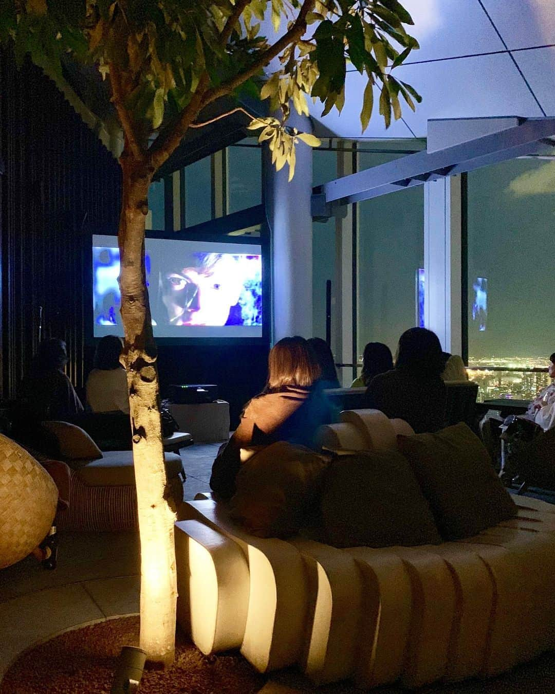 Andaz Tokyo アンダーズ 東京さんのインスタグラム写真 - (Andaz Tokyo アンダーズ 東京Instagram)「Movie screening above the clouds 🎬☁️ For tonight only, our 52nd floor Rooftop Triangle transforms into a mini theater in the sky 🌃  In collaboration with the Short Shorts Film Festival & Asia 2019, guests can enjoy a special short film screening against the night view of Tokyo Tower at our Andaz Cinema Salon 🗼 #shortshortsfilmfestivalasia #shortshortsfilmfestival #cinema #andazsalon #ssff ‪🌙 今夜は、ルーフトップ バーの奥にある通常は非公開の「トライアングルエリア」を利用して、‬「ショートショート フィルムフェスティバル & アジア 2019」とコラボレーションした「アンダーズ シネマ サロン」を開催いたしました。🎥 地上247m、52階屋上の東京タワーや東京湾を望む美しい空間で、夜風を感じながらの心地よい映画上映会となりました。🌃」6月14日 22時41分 - andaztokyo