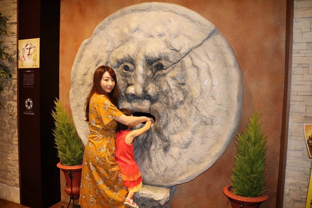 歩りえこさんのインスタグラム写真 - (歩りえこInstagram)「群馬県の【上里カンターレ】はまるでイタリアにいるかのような南伊の気分が味わえちゃいます♪﻿ ﻿ ローマの休日でお馴染みの【真実の口】❣️﻿ ﻿ #オリオンツアーズ﻿﻿ #オリオンツアーの日帰りバスツアー ﻿ #オリオンツアー ﻿ #オリオンツアーバス ﻿ #バスツアー﻿ #日帰り﻿ #子連れ旅﻿ #年子﻿ #群馬﻿ #歩りえこ」6月14日 22時41分 - riekoayumi
