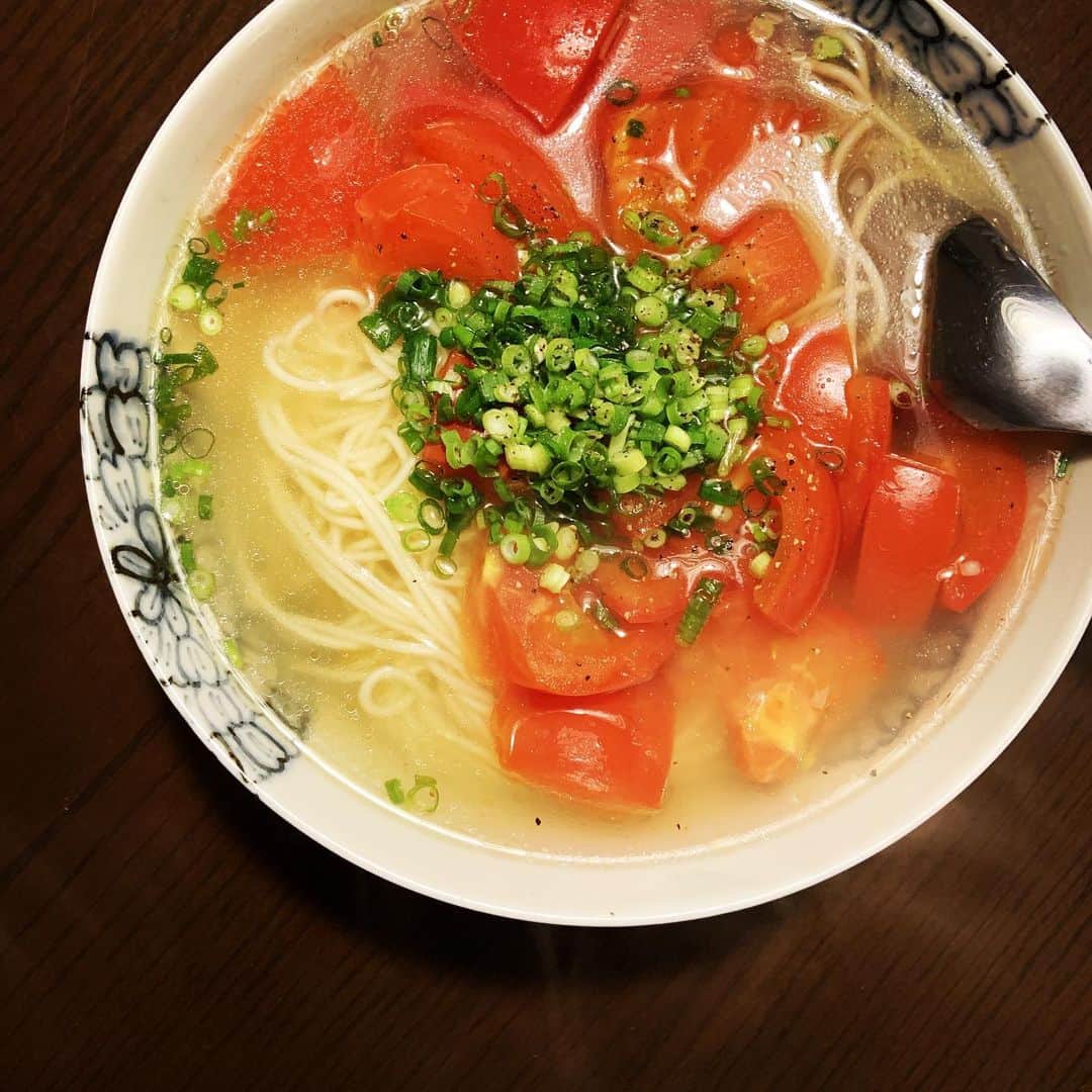 志摩有子さんのインスタグラム写真 - (志摩有子Instagram)「晩ごはん食べそこねて深夜のトマト湯麺。サッポロ一番ではなく、半生の細麺の鳥スープ麺で。具はトマトとネギ、以上。スープを沸かして刻んだトマトを放り込んだだけ。さっぱりしてウマし。 #トマト湯麺 #アリコのお夜食」6月14日 22時55分 - ariko418