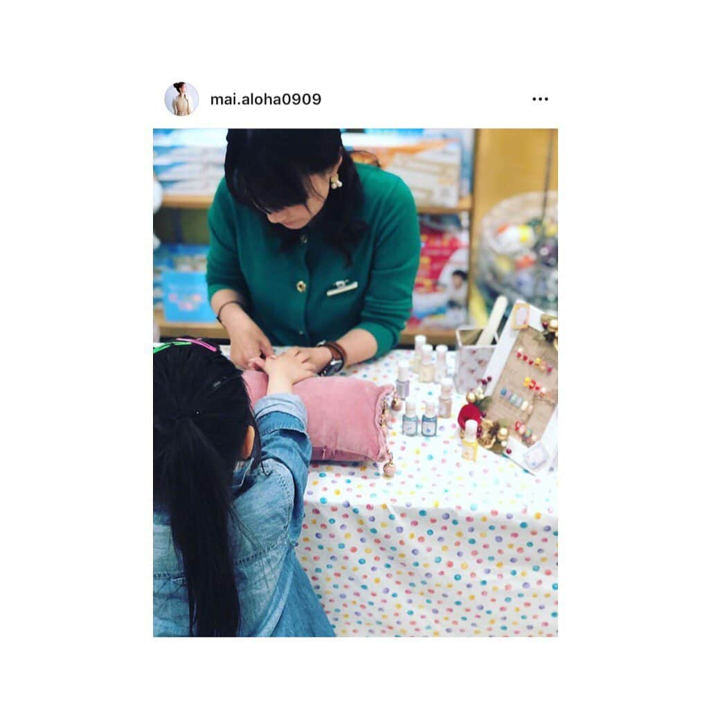 田辺さおりさんのインスタグラム写真 - (田辺さおりInstagram)「先日の 百貨店POP UPでネイル体験してくれた とっても可愛いキッズモデルちゃん。 ママさん @mai.aloha0909  のおとぎネイルの感想が嬉しい♡ 私も同じ気持ちでした。 子供達にネイルを楽しんで欲しい、安心して使えるマニキュアとしておとぎネイルが誕生しました(^^) ママと一緒にネイルを楽しんでもらえたら嬉しいです♪ .  @otoginail  は @tocca_bambini  トッカさんとコラボしたり 百貨店でPOP UP Store を展開しています。 現在購入出来るのは ★京都高島屋 ★阪急うめだ本店 ★高松三越 ★そごう広島店 ★そごう西武池袋本店 になります。 webからは ★高島屋オンラインショップ ★おとぎネイル HP で購入出来ます。 . 百貨店での POP UP Store の情報は @otoginail へ。 全国にいる水彩講師メンバーが 子供達へネイルの楽しさを伝えています。 . おとぎネイル取扱店に なりたいネイルサロンさんは @takigawanailstore へ。 速乾で発色がいいので キッズネイルイベントにも おすすめですよー♪」6月14日 22時47分 - blcnailsalon_saoritanabe