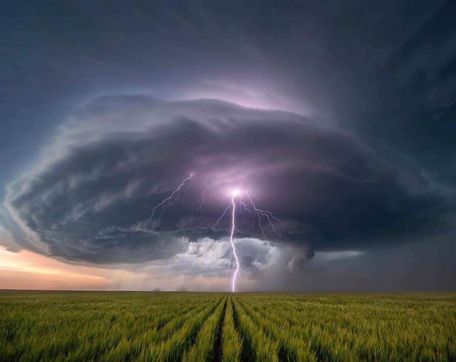 Canon Photographyさんのインスタグラム写真 - (Canon PhotographyInstagram)「A couple of absolutely stunning storm images. Just wow!! Photography | @dkphotographyau  #storms #stormchasing #plains #usa #severeweather #lightning #tornado」6月14日 22時48分 - cpcollectives