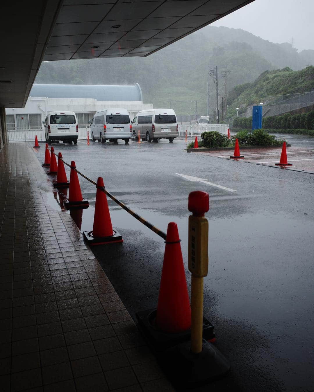 佐藤東弥のインスタグラム：「嵐のような雨と風 クルマまで20メートルを走るには 水に飛び込む覚悟が要る #GR3」