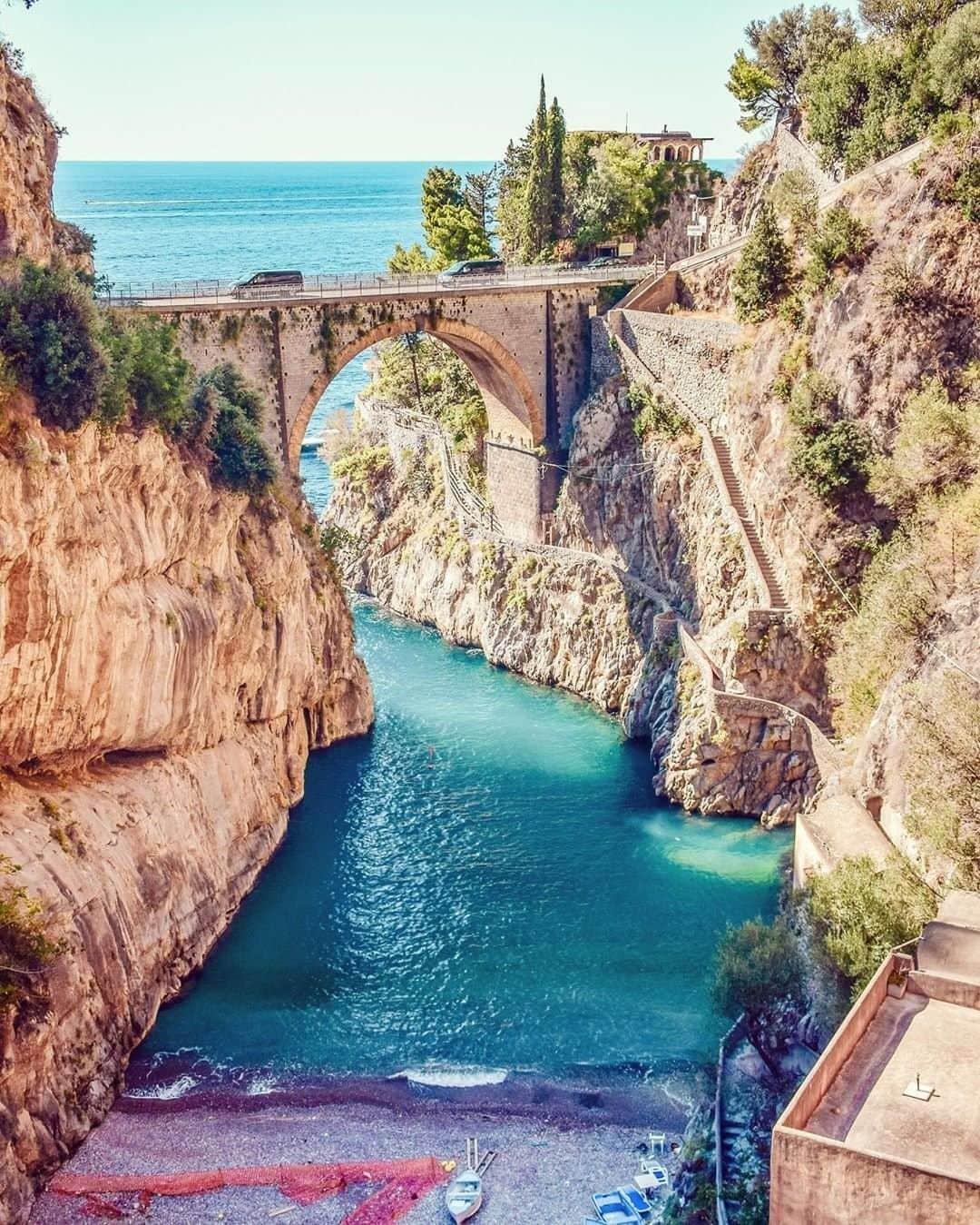 Travel + Leisureさんのインスタグラム写真 - (Travel + LeisureInstagram)「On your next Italian adventure, head to the town of Furore, located in the Campania region of Italy, where a gigantic fjord opens up to create its very own hidden beach. Read about it at our link in bio! #tlpicks courtesy of @designedtotravel.ro」6月14日 22時56分 - travelandleisure