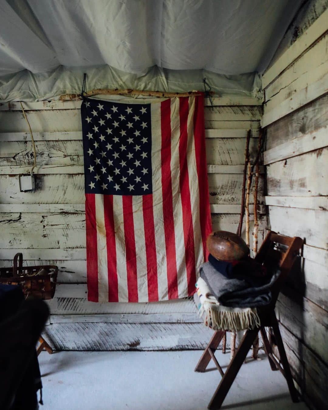 FOLKさんのインスタグラム写真 - (FOLKInstagram)「I’ve always loved the American flag. It’s iconography is something that has always felt warm and comforting to me. Perhaps it’s because I’ve always lived a comfortable rural life surrounded by folks that generally look like me. Perhaps it’s because to me it represents a wild abandon for exploration, for building a mighty empire, for being confident and free. My American dream has always been one of owning land, having a farmhouse and a garden, and being free to go to cities whenever I feel like it. For the past few years though I’ve seen the flag with such resentment, as if it was exclusively owned as the banner of an ignorant leaning culture, almost in the same vein as the confederate flag. Thoughts of Dixie Chicks haters and religious nut jobs bastardized my love of the flag and all things Americana. Lately I’ve found myself drawn back to a love of the flag....but it was seeing it from the view of...we can do better, we can be better, we can be authentic, and together we can help immerse everyone into living and loving a freedom for all, united we stand type world.」6月14日 22時51分 - folkmagazine