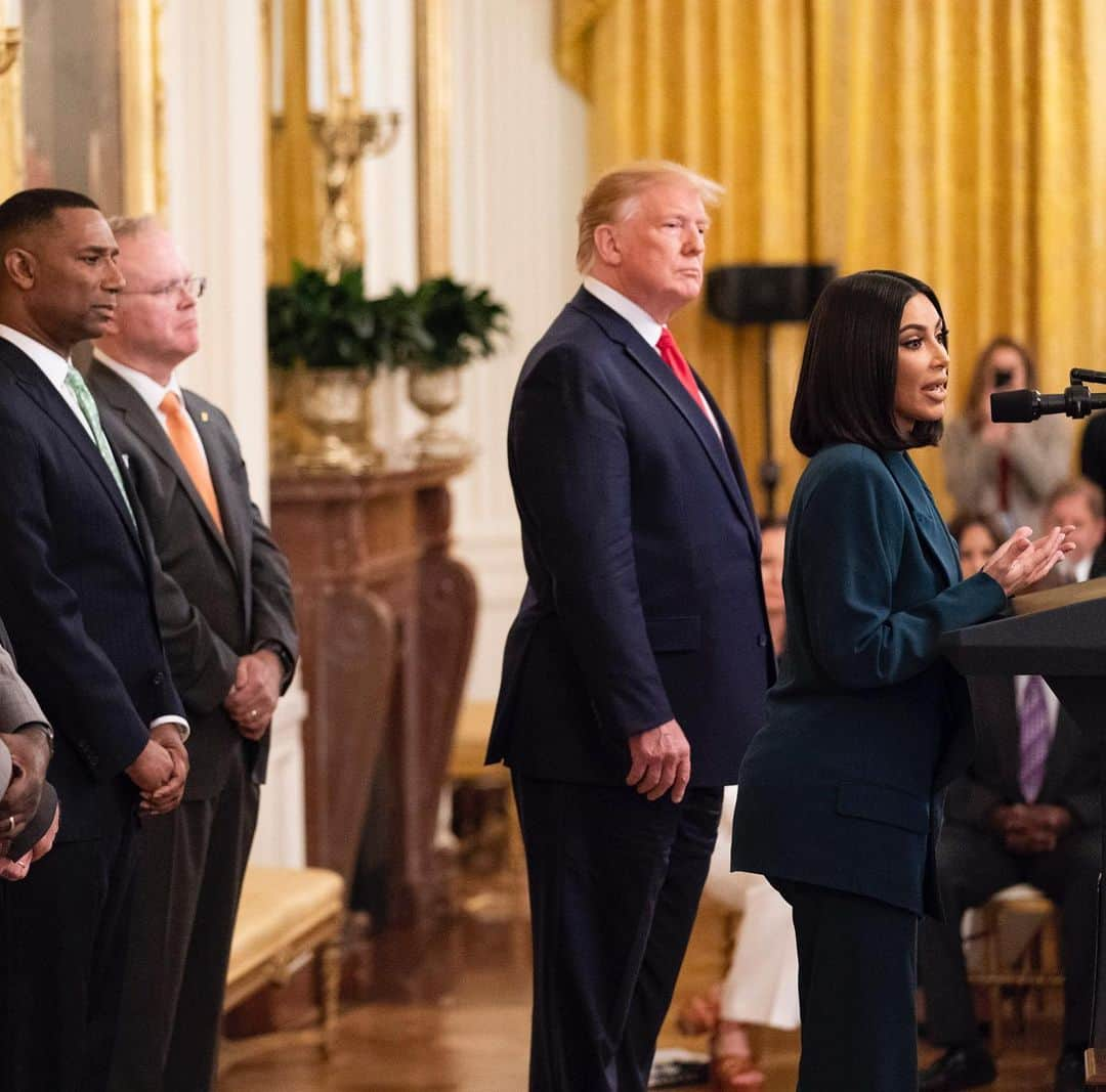 イヴァンカ・トランプさんのインスタグラム写真 - (イヴァンカ・トランプInstagram)「Thank you @KimKardashian for your passionate advocacy of Criminal Justice Reform and Second Chance hiring!」6月14日 22時51分 - ivankatrump