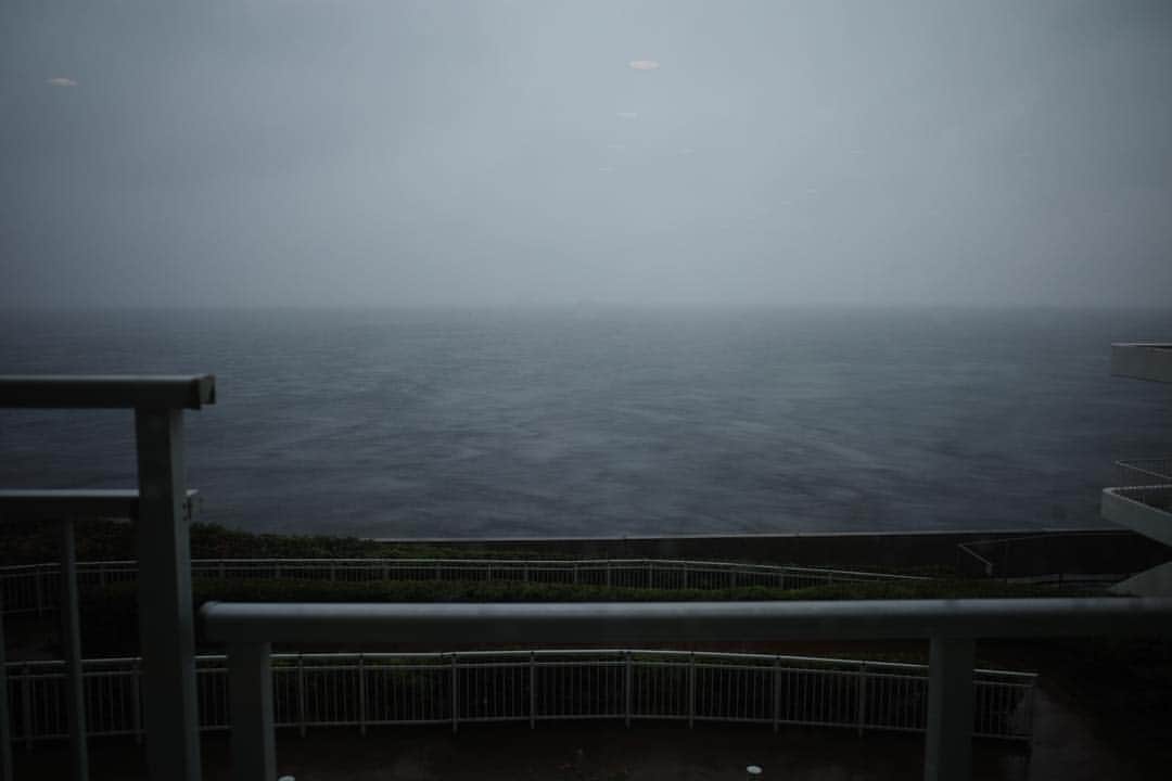 佐藤東弥のインスタグラム：「灰色の空と海 顔に吹き付ける風は少し塩辛い 沖を低気圧が通過してるんだろう #GR3」