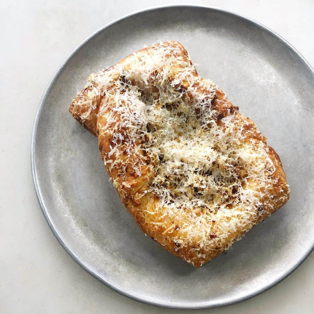 DOMINIQUE ANSEL BAKERYさんのインスタグラム写真 - (DOMINIQUE ANSEL BAKERYInstagram)「Our Spicy Chorizo Croissant for Father’s Day weekend, with paprika Gruyère butter between all those flaky golden layers, topped with chorizo with a kick of espelette and cayenne, and grated Parmesan on top. (A little tip: ask us to toast it up for you!) Available through this Sunday in Soho, @dominiqueanselkitchen, and @dominiqueansella. 🥐」6月14日 22時53分 - dominiqueansel