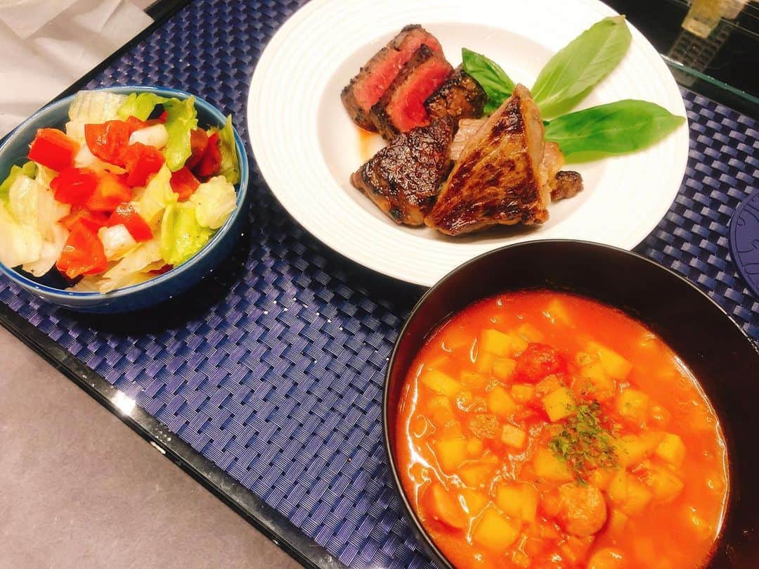 岡田栞奈のインスタグラム：「そして今日の夜ご飯は お昼に残したウルフギャングの お肉さん(お持ち帰り笑)と 私が焼いたランプ肉のステーキのMIXプレート😂😂😂 冷蔵庫に余ってたバジルの葉、 添えたら盛り付けもちゃんとしてる風になった笑笑 ・ ・ チョップドサラダとミネストローネも添えて〜❣️ ご馳走さまでした〜😆 #かんなごはん #晩御飯 #自炊 #主婦 #手料理 #ステーキ」