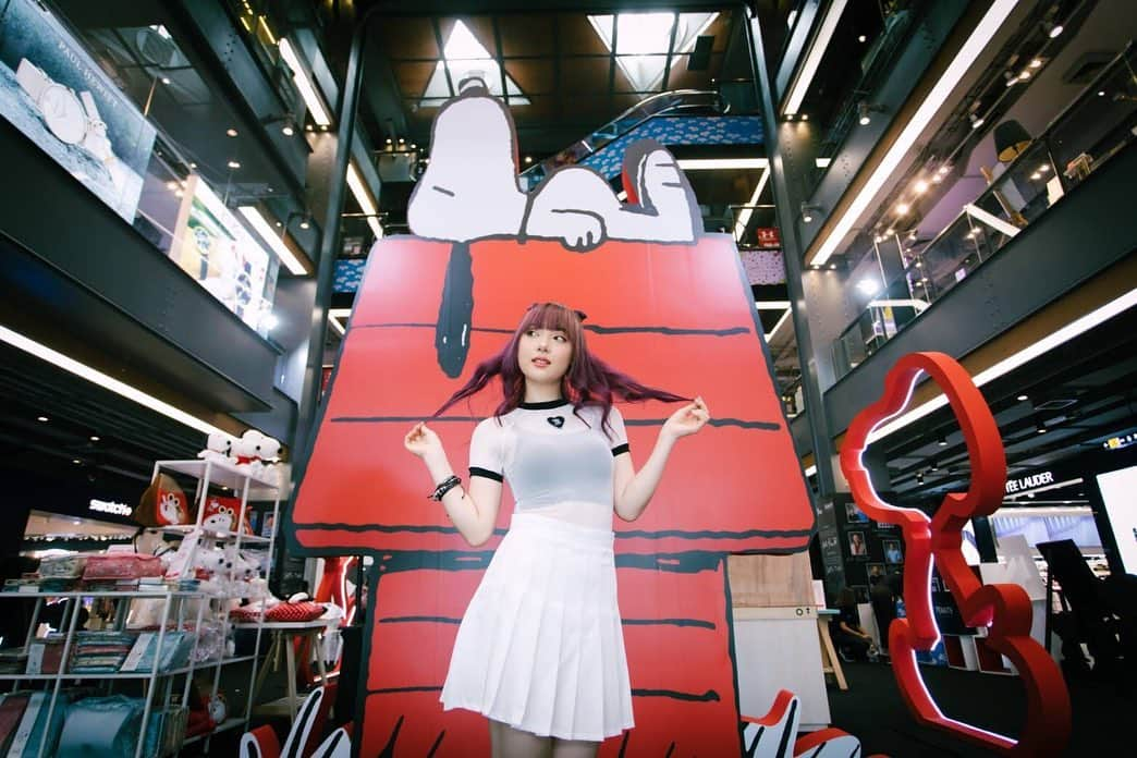 ヤンニーン・ワイゲルさんのインスタグラム写真 - (ヤンニーン・ワイゲルInstagram)「Loved seeing this Snoopy art exhibition today! Make sure you pay a visit to the”Peanuts Global Artist Collective” at Siam Center’s Ground floor! And there are also PEANUTS mascots at Siam Paragon as well...it’s cuteness overload❤  #SiamCenterXPeanuts #SiamCenter #Absolutesiam #PeanutsGlobalArtistCollective」6月14日 22時59分 - jannineweigel