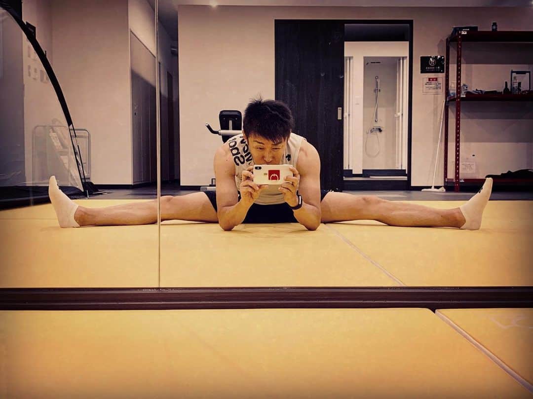 中野猛さんのインスタグラム写真 - (中野猛Instagram)「カラダも頭も柔らかくあるべきだと思うのです。  トコトンまで柔らかく柔軟に対応して、一度こうだと決めたらテコでも動かない固さの双方が大事。  #ストレッチ #柔軟 #柔よく剛を制す」6月14日 23時02分 - takeshi__nakano