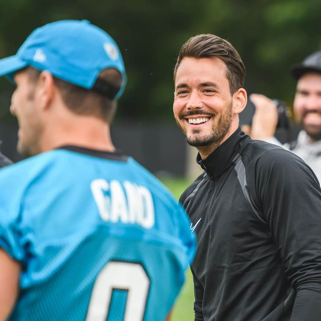 ボルシア・ドルトムントさんのインスタグラム写真 - (ボルシア・ドルトムントInstagram)「🏈⚽️ @rbuerki meets @panthers in #Charlotte! @nfl @nfldeutschland @panthersdeutschland #Bürki #BVB #BorussiaDortmund」6月14日 23時02分 - bvb09