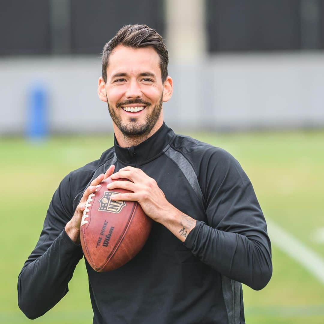 ボルシア・ドルトムントさんのインスタグラム写真 - (ボルシア・ドルトムントInstagram)「🏈⚽️ @rbuerki meets @panthers in #Charlotte! @nfl @nfldeutschland @panthersdeutschland #Bürki #BVB #BorussiaDortmund」6月14日 23時02分 - bvb09