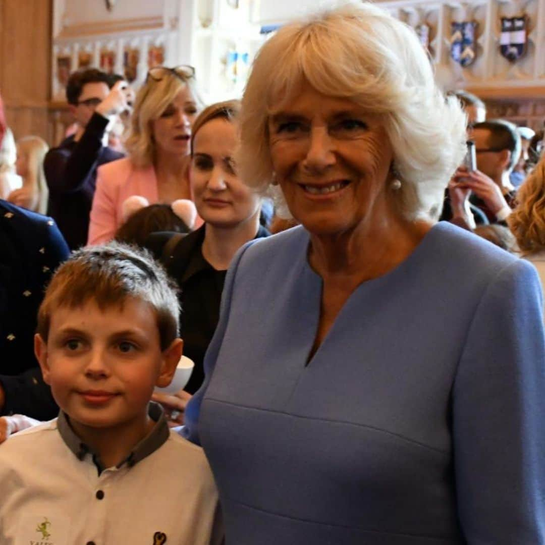 ロイヤル・ファミリーさんのインスタグラム写真 - (ロイヤル・ファミリーInstagram)「Today, The Duchess of Cornwall joined young writers from across the country at the final of @BBCRadio2’s #500Words creative writing competition.  Broadcast live from Windsor Castle, the final aired on BBC Radio 2 this morning and special guests, including @bonhughbon, @dwalliams and Helen McRory, were on hand to read the winning stories by talented finalists.  The #500Words competition invites children to write an original story using no more than 500 words. Her Royal Highness has been an Honorary Judge for 500 Words since 2016, and is Patron of several other literacy charities, including @booktrust, @beanstalkreads and First Story.  During a speech, addressing the audience at the final, The Duchess said, “I have read some of your amazing stories, so I know how much you love words… You have even invented some of your own! The English vocabulary is huge and what a choice we have!” Follow @clarencehouse for more.」6月14日 23時02分 - theroyalfamily