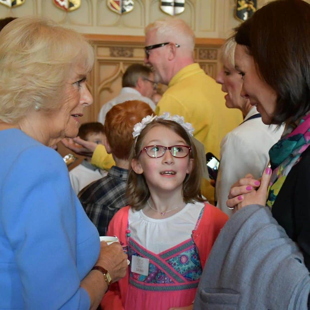 ロイヤル・ファミリーさんのインスタグラム写真 - (ロイヤル・ファミリーInstagram)「Today, The Duchess of Cornwall joined young writers from across the country at the final of @BBCRadio2’s #500Words creative writing competition.  Broadcast live from Windsor Castle, the final aired on BBC Radio 2 this morning and special guests, including @bonhughbon, @dwalliams and Helen McRory, were on hand to read the winning stories by talented finalists.  The #500Words competition invites children to write an original story using no more than 500 words. Her Royal Highness has been an Honorary Judge for 500 Words since 2016, and is Patron of several other literacy charities, including @booktrust, @beanstalkreads and First Story.  During a speech, addressing the audience at the final, The Duchess said, “I have read some of your amazing stories, so I know how much you love words… You have even invented some of your own! The English vocabulary is huge and what a choice we have!” Follow @clarencehouse for more.」6月14日 23時02分 - theroyalfamily