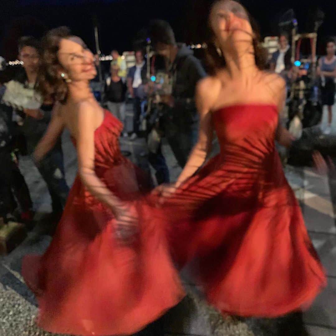 オルガ・キュリレンコさんのインスタグラム写真 - (オルガ・キュリレンコInstagram)「Fridays are for dancing...💃🏻 _______________________________________________________ #DancingShoes #RedDress」6月14日 23時05分 - olgakurylenkoofficial