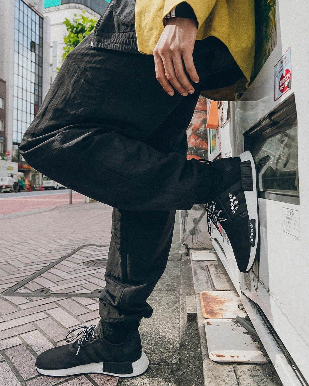 Foot Lockerさんのインスタグラム写真 - (Foot LockerInstagram)「The streets of Tokyo have landed in the US. The Japan exclusive NMD R1 has come stateside for the very first time! @adidasOriginals Available Now, In-Store and Online #unvaulted #NMD Men's and Kids」6月14日 23時05分 - footlocker