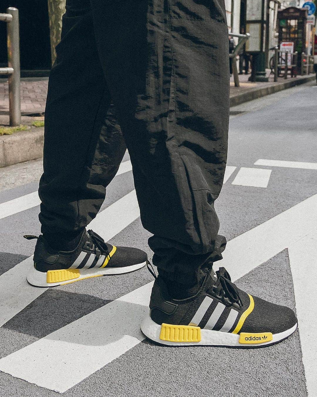 Foot Lockerさんのインスタグラム写真 - (Foot LockerInstagram)「The streets of Tokyo have landed in the US. The Japan exclusive NMD R1 has come stateside for the very first time! @adidasOriginals Available Now, In-Store and Online #unvaulted #NMD Men's and Kids」6月14日 23時05分 - footlocker