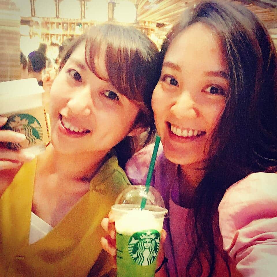 宮崎文子のインスタグラム：「東京で久々の再会  #中学の時から #久々の再会 #7年ぶりとか？ #変わらない #不思議 #大人になったのかな #誕生日 #1日違い #目の前には芸能人 #friend #juniorhighschool #誕生日も旅行先でのスケジュールもジムもニアミス #アナウンサー」