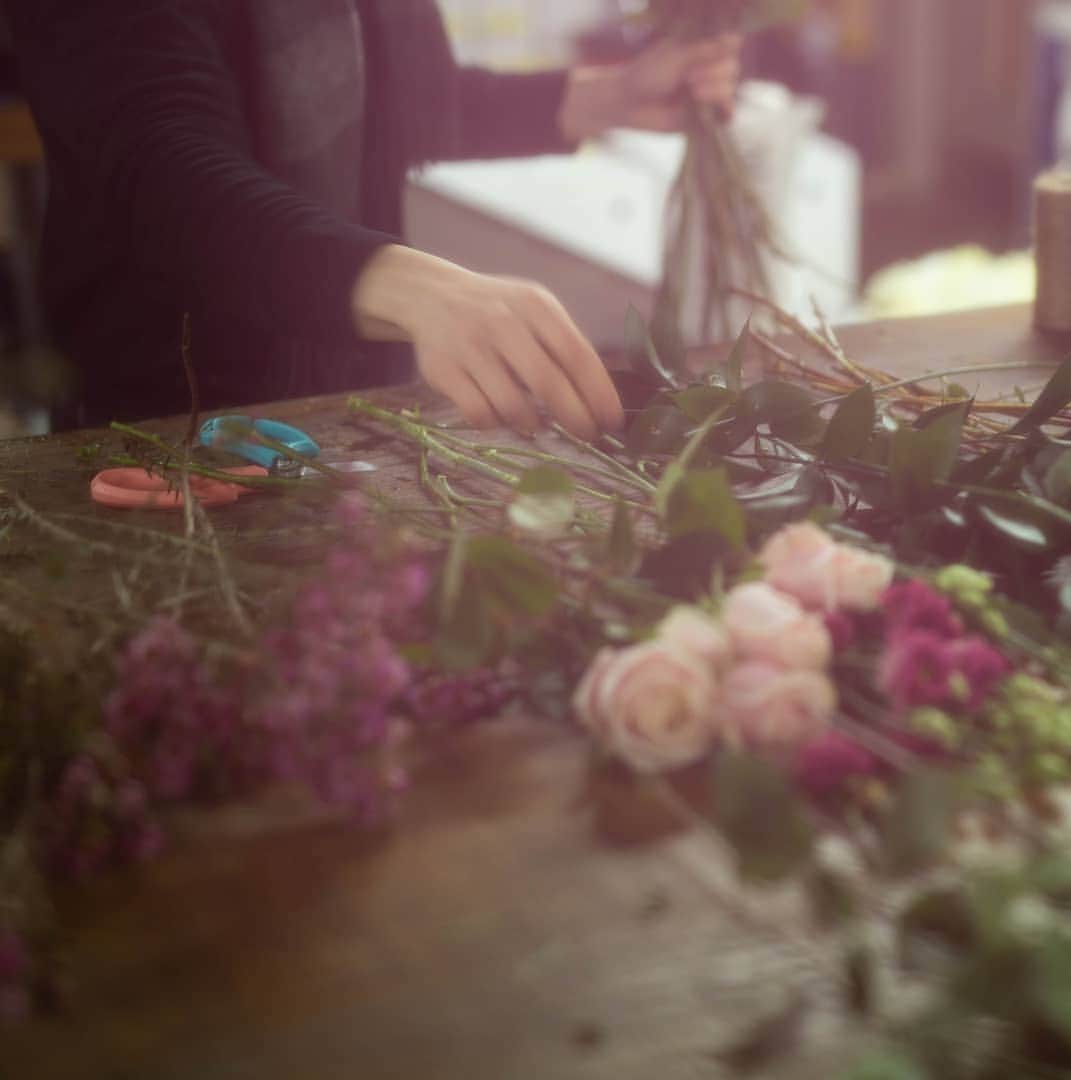 のインスタグラム：「Behind the scenes, where the magic happens and designers with sap stained hands craft fronds and bend boughs into bouquets.  #GreenStem #MillerHarrisXMcQueens」