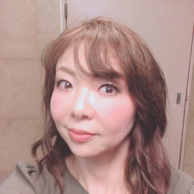 モモコさんのインスタグラム写真 - (モモコInstagram)「昨日たくさん、テレビ観てくれてありがとう！ まだまだ痛いけど元気やし、大丈夫！ ベビーシッターのコニタン役がお婆さんすぎやとの声、しかと受け止めました！笑っ みんなが観てくれたことに感謝！病気だけは、勝たれへんし...怖いね。 頑張るしかない！  #ハイヒールモモコ #👠 #👠🍑 #CHANEL #シャネラー #グルメ #直撃シンソウ坂上 #メニエール病 #帯状疱疹 #帯状疱疹後神経痛 #頑張るしかない」6月14日 23時08分 - highheel_momoko