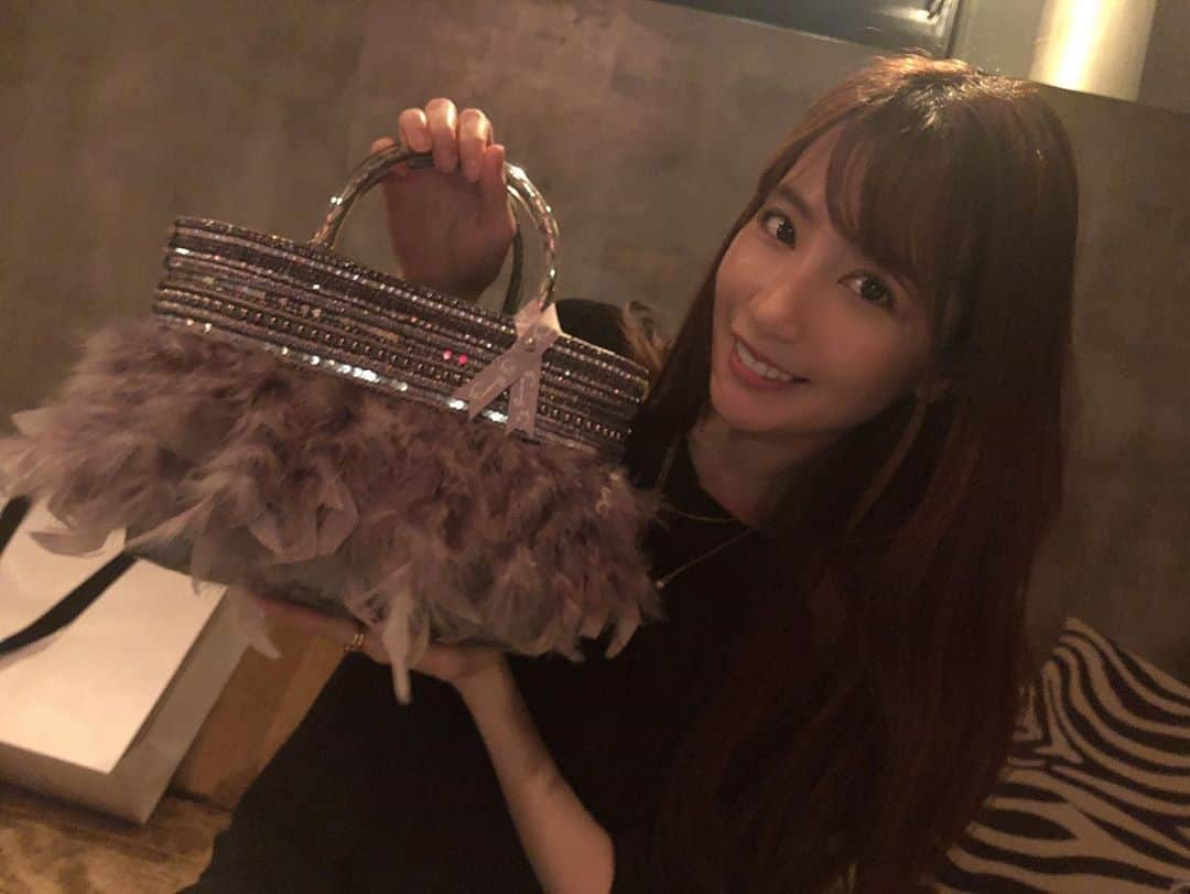 中川杏奈さんのインスタグラム写真 - (中川杏奈Instagram)「薗田杏奈ちゃんと(^^)🍴 息子君が生まれて更にハッピーオーラが増してました🌸 杏奈ちゃんの息子のTORA君ともやっと会えた👶💓 終始ニコニコしてくれて手を伸ばしてくれて凄く可愛かったです😻 一度しか会ってないけど旦那さんにそっくりで… 好きな人にそっくりなんて更に可愛くて仕方ないだろうな💓💓💓 TORA君をあやす幸せそうな杏奈ちゃんを見てこっちまで幸せな気持ちになりました☺️💞 この日行ったごはん屋さんは杏奈ちゃん行きつけの @kasahara88  内装がおしゃれすぎる😭 最初にドーンと豪華で新鮮な食材を持って来てくれてその中から自分で好きなものと調理法を伝えて作ってくれるの😻 なので和食と洋食も両方食べれます🤤🍴 ハマグリのお吸い物とエスカルゴみたいな味付けのハマグリと焼肉丼美味しかったな✨ : #出産おめでとう  #敷居が高い ↓ #西麻布グルメ  #行った甲斐がありました  それから誕生日プレゼントにっておしゃれすぎるバッグを杏奈ちゃんからいただきました😻(写真の👜) ありがとう大切にするね😊✨✨」6月14日 23時41分 - annanakagawa0228