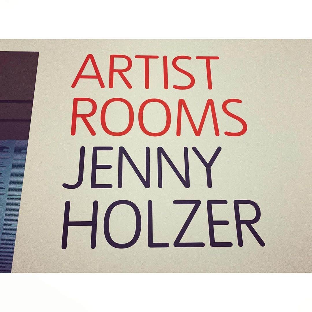 紗栄子さんのインスタグラム写真 - (紗栄子Instagram)「最終日はTATEのJENNY HOLZER展へ🍊 #tatemodern#jennyholzer」6月14日 23時10分 - saekoofficial