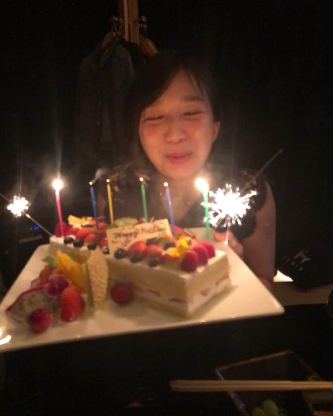 芹那さんのインスタグラム写真 - (芹那Instagram)「🎂ローソク消す顔すごいね🕯🙅🏻‍♀️来年に向けて可愛く消せる顔練習しておく♥️みんな優しいから21才おめでとうって言ってくれる😘プレゼントの箱とリボンでカバン作って遊んだよ🧳  グリッターのサンダルは @hills_avenue 🥰❣️ とっても軽くて歩きやすいし 脚の形キレイになるの🦵🏻💓💓💓」6月14日 23時11分 - serinaofficial