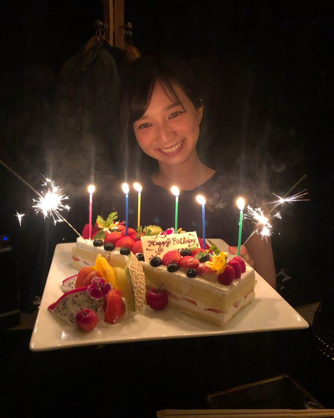 芹那さんのインスタグラム写真 - (芹那Instagram)「🎂ローソク消す顔すごいね🕯🙅🏻‍♀️来年に向けて可愛く消せる顔練習しておく♥️みんな優しいから21才おめでとうって言ってくれる😘プレゼントの箱とリボンでカバン作って遊んだよ🧳  グリッターのサンダルは @hills_avenue 🥰❣️ とっても軽くて歩きやすいし 脚の形キレイになるの🦵🏻💓💓💓」6月14日 23時11分 - serinaofficial