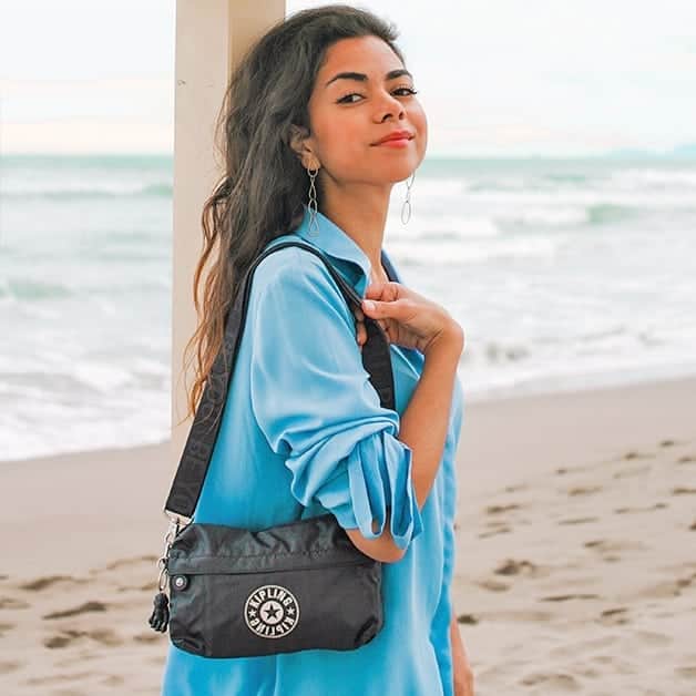 のインスタグラム：「Waves, curls and sand! @iasmin_americo with her fav #beach bum bag」