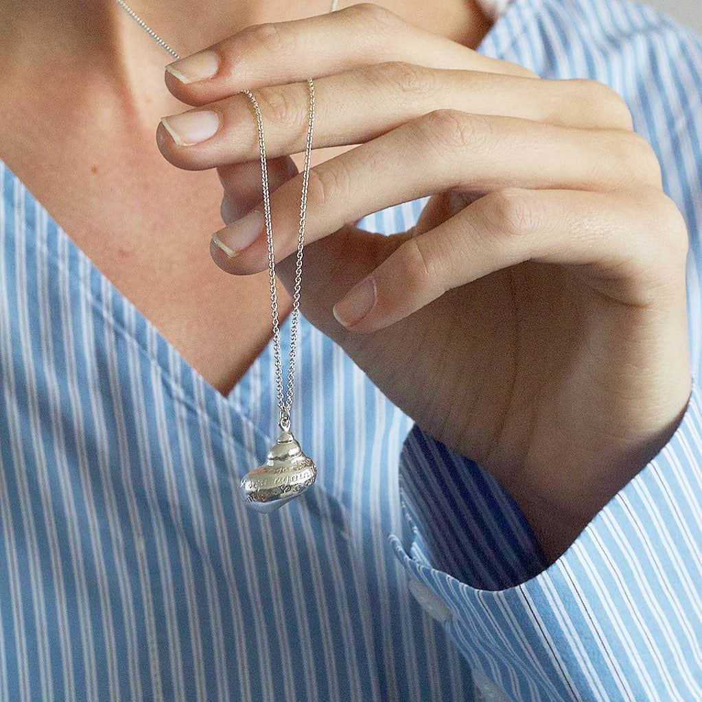 アレックスモンローさんのインスタグラム写真 - (アレックスモンローInstagram)「Friday Shell-fie 🐚📸🌊 Image credit✨ @shotbymandy  #alexmonroe #shellnecklace #shells #necklace #selfie #ootd #beach #sea #seaside #love #🐚」6月14日 23時18分 - alexmonroejewellery