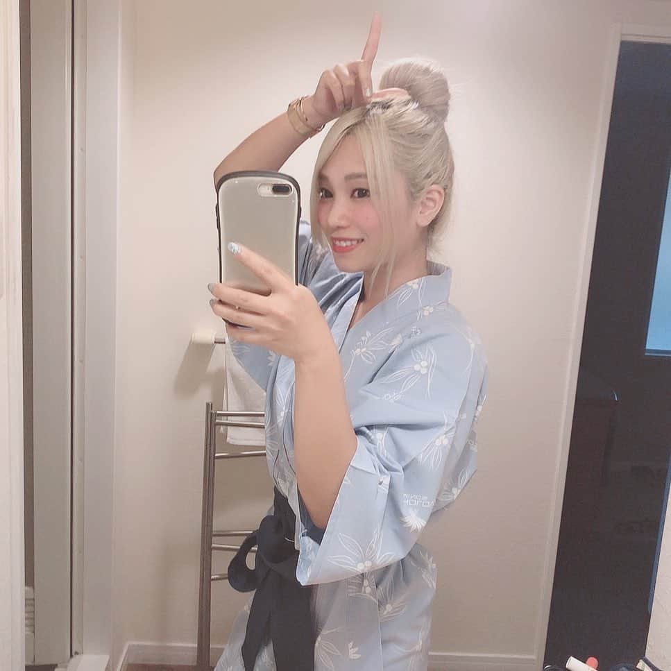 R!Nのインスタグラム：「今日は企業案件でゲストとしてお招き頂いた会社の研修会で歌わせて頂きました。 昨年もお仕事させて頂きましたが、初対面の方がほとんどのアウェーの空間。でもそこから惹き込むのが私のお仕事。  年代や雰囲気に合わせた選曲、即興ソングもとっても盛り上がり、楽しんで頂けました！音楽をやっているだけで、普段行かない場所や出会えなかったであろう人々に出会うことができるのって、本当にありがたいことだなぁと思います。  これからも１つ１つの空間を大事に歌っていきたいと思いました。  去年はピンクだったけど今年は私のテーマカラーの青の浴衣でした。一足先に夏っぽくお団子にしたよ🍡  #団子 #浴衣 #音楽 #music #お仕事 #感謝」