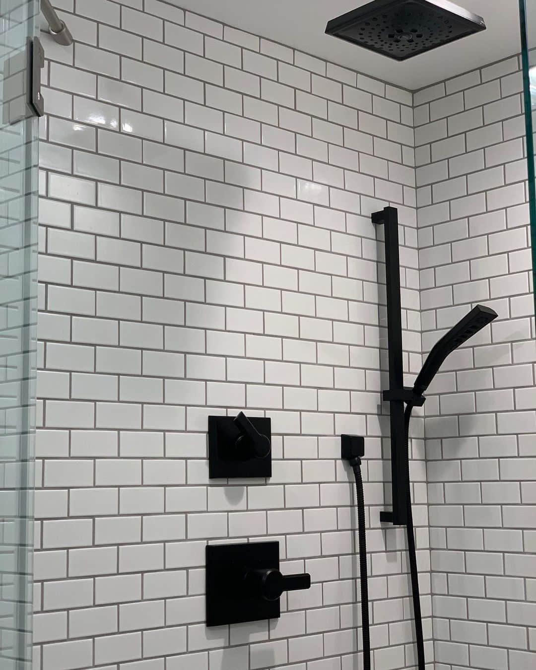 ブラント・ドーハティさんのインスタグラム写真 - (ブラント・ドーハティInstagram)「Our bathroom remodel is finally done and the first thing I had to do was test out our new shower! Love the @deltafaucet #H2Okinetic shower we put in. I just didn’t expect a certain creep to start taking photos of me... ahem @kimhidalgo #ad」6月14日 23時23分 - brantdaugherty