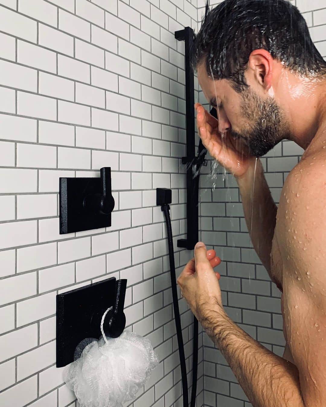ブラント・ドーハティのインスタグラム：「Our bathroom remodel is finally done and the first thing I had to do was test out our new shower! Love the @deltafaucet #H2Okinetic shower we put in. I just didn’t expect a certain creep to start taking photos of me... ahem @kimhidalgo #ad」