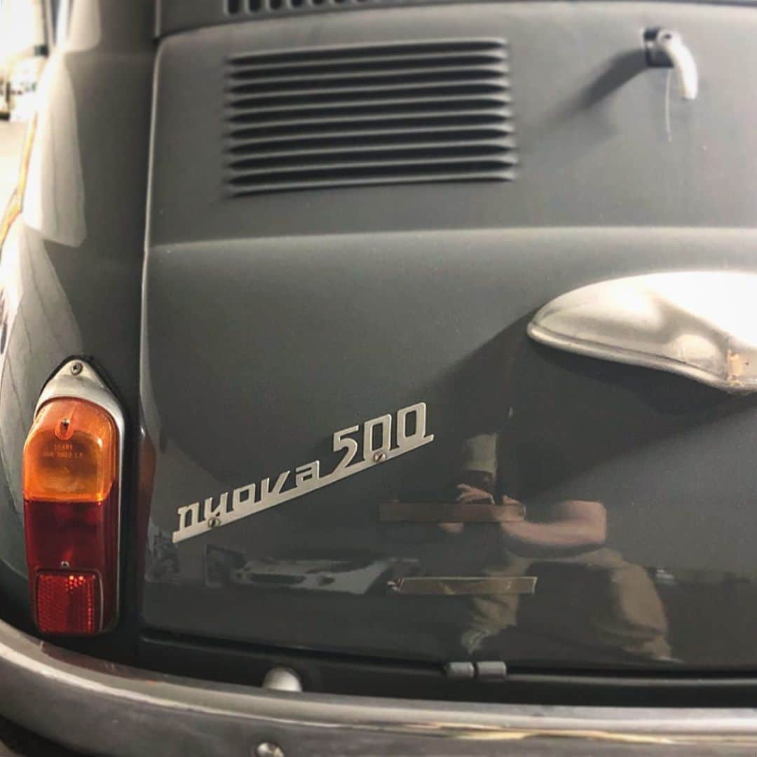 ニック・ハイドフェルドさんのインスタグラム写真 - (ニック・ハイドフェルドInstagram)「Just quickly wanted to take some pics of the Fiat Cinquecento before it leaves my stable and then saw the reflection. What do you see parked in reflection 🤔 (not me..) of this 1965 Fiat 500? Gonna post some more pics and short clip in story of this Nuova 500 and where it can soon be seen if you interested. . .  #carlovers #classiccar #fiat500 #cinquecento #fiatcinquecento #nuova500 #oldtimer #reflection #yes #dirty」6月14日 23時26分 - nickheidfeld