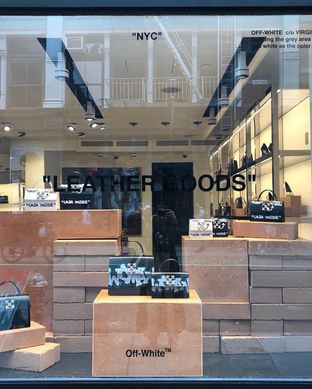 OFF-WHITE C/O VIRGIL ABLOHさんのインスタグラム写真 - (OFF-WHITE C/O VIRGIL ABLOHInstagram)「Off-White™ c/o @em___pty___gallery “leather goods” pop up store in 122 Prince Street, Soho NYC. now open」6月14日 23時27分 - off____white