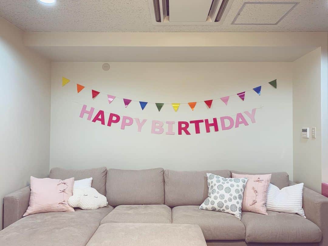 バイリンガル3兄妹のインスタグラム：「明日6月15日はえまちの8歳のお誕生日…♡ ・ ・ 世の中の8歳女子がどんなものを欲しいのかわからないけど ・ エマが欲しかったのは、チェキのフィルムとハイヒールとアイシャドウ😂 ・ もうおもちゃって年でもないのかもね。 ・ 上記のものは私の親と叔父叔母から買っていただき… ・ 私とダディからは旅行をプレゼントします♡ ・ 去年日本を離れる前に 同じクラスでとっても仲よかったお友達。 ・ 私たちがアメリカへ引っ越すタイミングでその子も国内だけど引っ越しちゃったの。 ・ ずっとずっと前から いつか必ず会いに行こうねって話してた。 ・ エマとずっと前に今年の誕生日プレゼントは何がいい？って話した時も ・ ハムスターかその子に会いに行くこと、だった😂 ・ 実際旅行に行けるのは7月なんだけどね！ 私とガールズの3人で、飛行機に乗って行ってきます♡ ・ 近所のお友達を呼んでのお誕生日会もしなくていいんだって、その子と一緒にケーキを食べたいからって♡ ・ 明日はエマのダンスの発表会のリハがあって、日曜日も発表会当日なので、ちょっとバタバタで ・ 家族だけでのお祝いはまた来週やりたいと思ってます♡ ・ ７月にその子と再会してケーキ食べられたら、きっと忘れられない8歳のお祝いになるね♡ ・ ・ #おやすみなさい #ガーランドはikea」