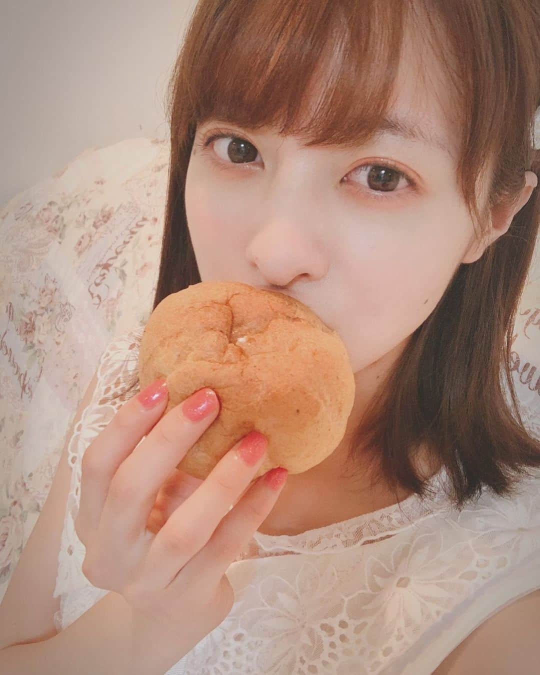 羽島みきさんのインスタグラム写真 - (羽島みきInstagram)「シュークリーム🐶ぱくっ  #シュークリーム #スイーツ女子 #中身は #生クリーム #と #カスタード #だった #カスタードだけがいい」6月14日 23時32分 - miki__kmyd