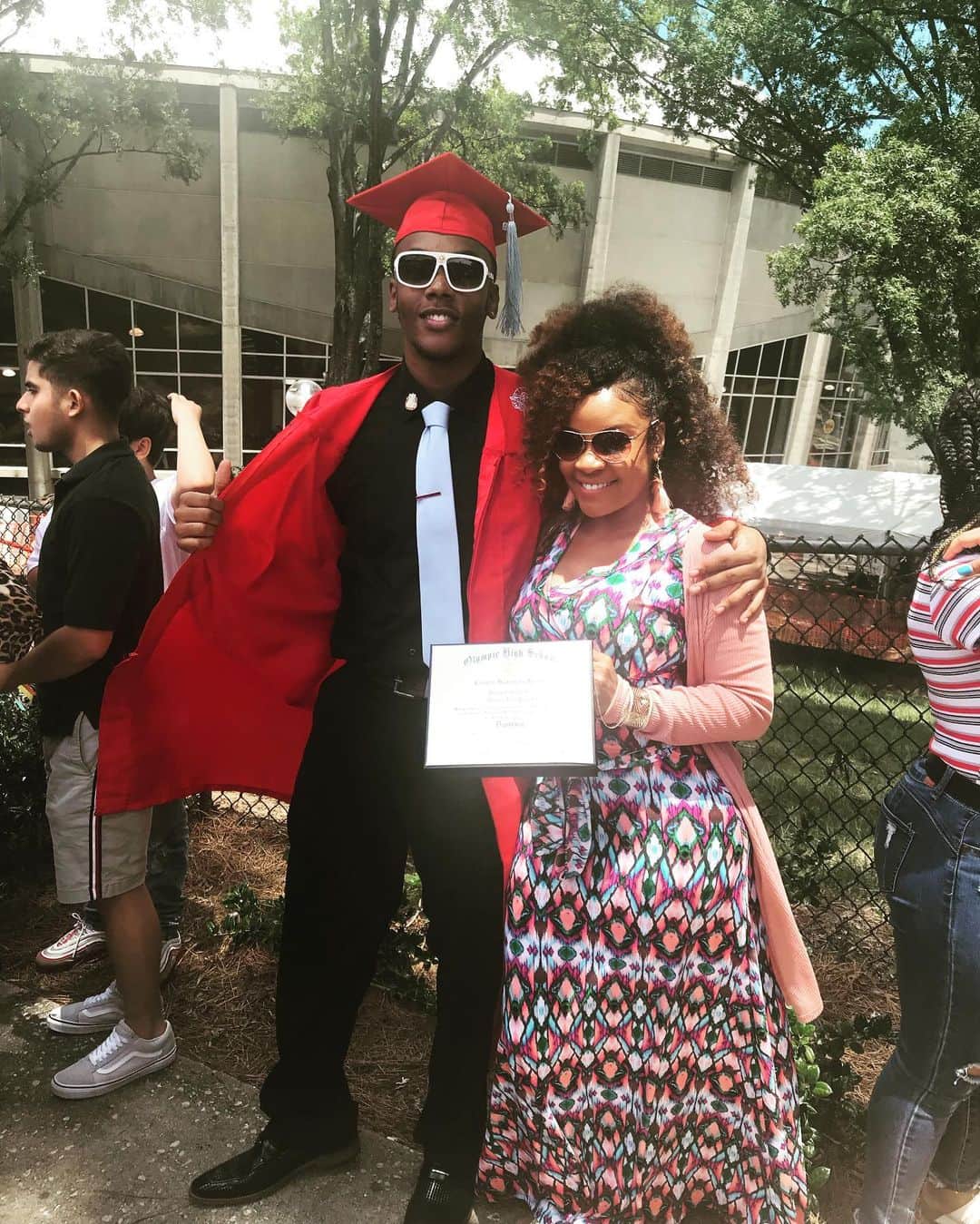 プレシャス・パリスのインスタグラム：「Hands down the second happiest day of my life... the other was when I first laid eyes on you! #ProudMom #YouDidIt #GoMessiah #classof2019  Thanks to the village of family and friends that helped me raise him along the way!🙏🏾 #ItTakesAVillage Thanks to the ones who turned their backs on us too. It’s because of you we are stronger than ever!!!! 👨🏾‍🎓」