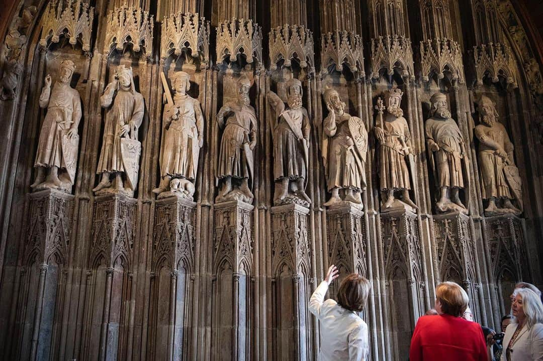 アンゲラ・メルケルさんのインスタグラム写真 - (アンゲラ・メルケルInstagram)「Kanzlerin Merkel betrachtet die neun Helden, die als kunstgeschichtliches Motiv europaweit in die Rathäuser und Amtsstuben einzogen, um die Ratsherren bzw. Amtsträger an eine „gute Regierung“ zu gemahnen. Kanzlerin Merkel bekam heute eine Führung durch die Oberbürgermeisterin Kölns, @henriettereker durch das Kölner Rathaus. Sie trug sich in das Goldene Buch der Stadt Köln ein. #geschichte #köln #bundeskanzlerin #politik」6月14日 23時38分 - bundeskanzlerin