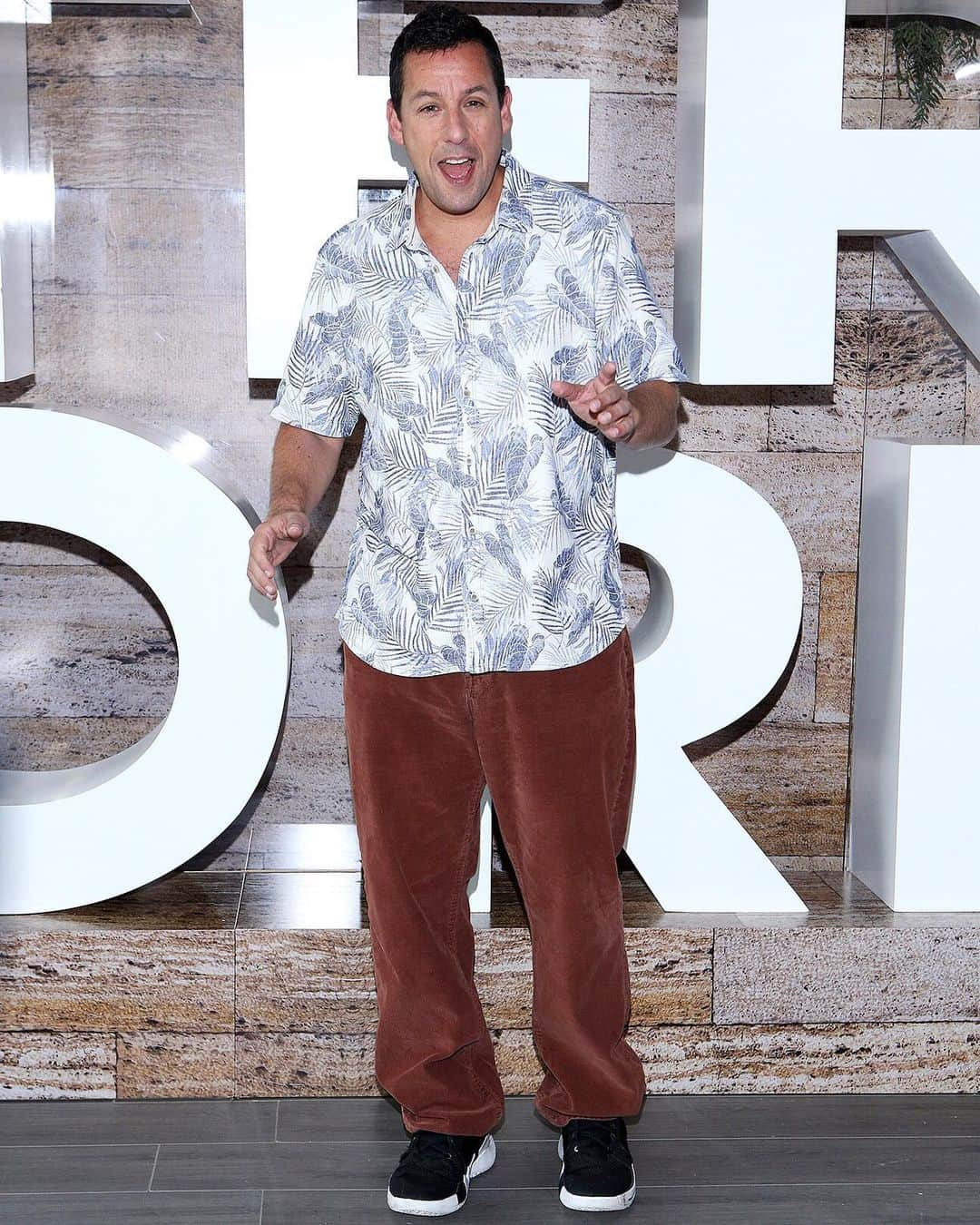 GQさんのインスタグラム写真 - (GQInstagram)「Adam Sandler wishes you a happy Hawaiian Shirt Friday. #BigFitoftheDay」6月15日 5時06分 - gq