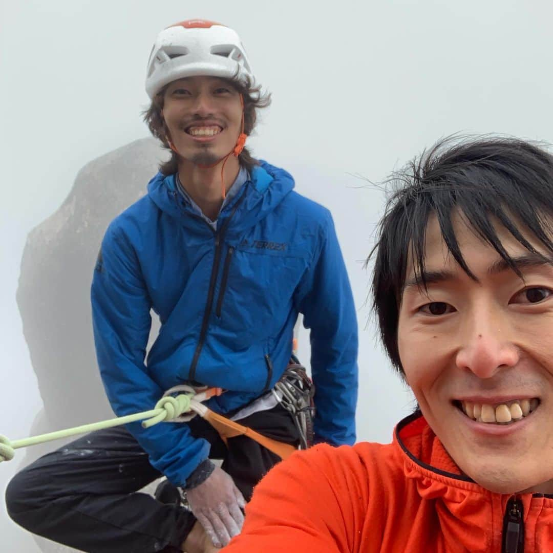 安間佐千さんのインスタグラム写真 - (安間佐千Instagram)「Yggdrasil 5.12cPD 2 pitch onsite! The most iconic peak of Mt.Mizugaki  is definitely O-yasuri(you can find it on the whole view pic of Mizugaki). And there is only one route which is free climbed all the way to the top. It is Yggdrasil. It was opened about 10years ago by @saruzaemon9 @wade_nakajima and their father with minimum bolt style. I experienced such a crazy mentally battle with runout in the misty weather and finally reached to the top of O-yasuri.  ユグドラシル 5.12cPD 全ピッチ(2ピッチ)のオンサイトに成功しました。瑞牆山を訪れたことがあれば、誰もが見聞きする大ヤスリ岩。そこで唯一フリーで登られているのがこのルート。10年ほど前に中嶋徹くん、渉くん、そして2人の父岳志さんによって開かれたこの弱点を突いた美しいルート。しかし見た目とは裏腹にミニマムボルトで開拓されランナウトも激しく、2ピッチ目は中間部のプロテクションが取りにくかったりと、実は敷居が高い。梅雨の晴れ間もすぐ去り、霧と突風で非常に寒いコンディションの中、念願の大ヤスリの上に飛び出た瞬間は、ランナウトからの解放と奇跡的に開けた景色が合わさって最高の瞬間であった。 ・ そしてこの大ヤスリ、一周見渡したが、まだ新たなラインの可能性があるかもしれない。そしてパートナーのリョーマも惜しくも2ピッチ目レッドポイントに届かなかったこともあり、彼の完登をサポートしたい。大ヤスリ通いは続きそうだ。 ・ Photo by @crazy.ryoma  @adidasterrex @fiveten_official @petzl_official #瑞牆山 #mizugaki #ygdrasil」6月14日 23時47分 - sachiamma