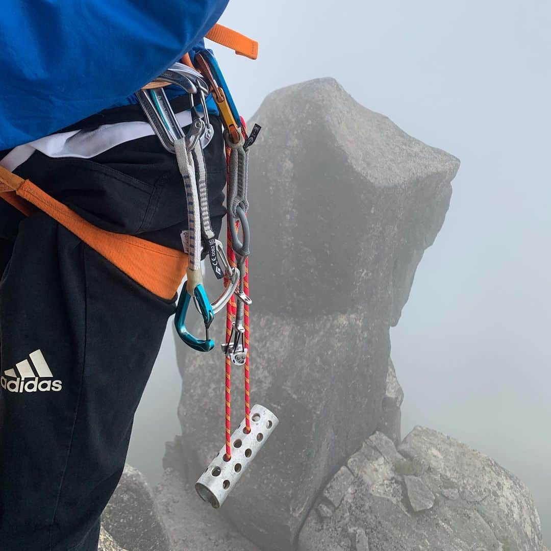 安間佐千さんのインスタグラム写真 - (安間佐千Instagram)「Yggdrasil 5.12cPD 2 pitch onsite! The most iconic peak of Mt.Mizugaki  is definitely O-yasuri(you can find it on the whole view pic of Mizugaki). And there is only one route which is free climbed all the way to the top. It is Yggdrasil. It was opened about 10years ago by @saruzaemon9 @wade_nakajima and their father with minimum bolt style. I experienced such a crazy mentally battle with runout in the misty weather and finally reached to the top of O-yasuri.  ユグドラシル 5.12cPD 全ピッチ(2ピッチ)のオンサイトに成功しました。瑞牆山を訪れたことがあれば、誰もが見聞きする大ヤスリ岩。そこで唯一フリーで登られているのがこのルート。10年ほど前に中嶋徹くん、渉くん、そして2人の父岳志さんによって開かれたこの弱点を突いた美しいルート。しかし見た目とは裏腹にミニマムボルトで開拓されランナウトも激しく、2ピッチ目は中間部のプロテクションが取りにくかったりと、実は敷居が高い。梅雨の晴れ間もすぐ去り、霧と突風で非常に寒いコンディションの中、念願の大ヤスリの上に飛び出た瞬間は、ランナウトからの解放と奇跡的に開けた景色が合わさって最高の瞬間であった。 ・ そしてこの大ヤスリ、一周見渡したが、まだ新たなラインの可能性があるかもしれない。そしてパートナーのリョーマも惜しくも2ピッチ目レッドポイントに届かなかったこともあり、彼の完登をサポートしたい。大ヤスリ通いは続きそうだ。 ・ Photo by @crazy.ryoma  @adidasterrex @fiveten_official @petzl_official #瑞牆山 #mizugaki #ygdrasil」6月14日 23時47分 - sachiamma