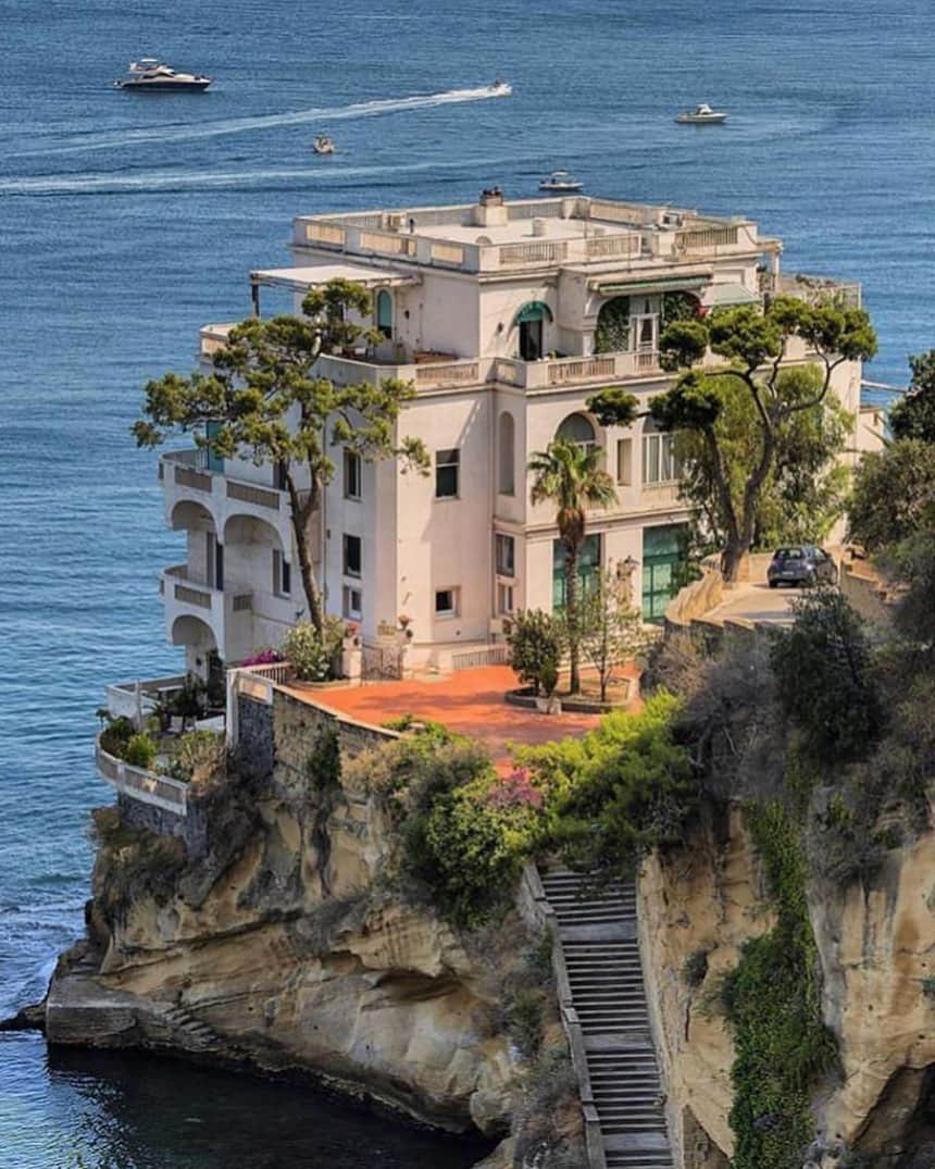 The Luxury Lifestyle Magazineさんのインスタグラム写真 - (The Luxury Lifestyle MagazineInstagram)「Tag someone you would take here! #HomeGoals 😍 @mensfashions (Photo via @paolo_schiano)」6月14日 23時47分 - luxurylifestylemagazine