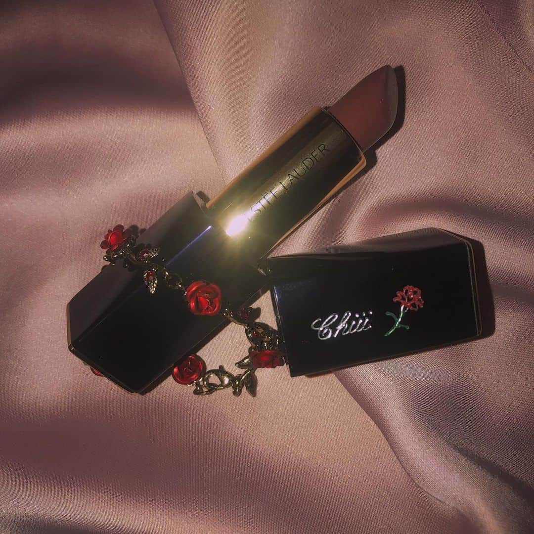 chiiiiiのインスタグラム：「れいなちんがくれた名前入りの💄 凄く良い色で最近は毎日使ってる流石です ありがとう🥀🖤」