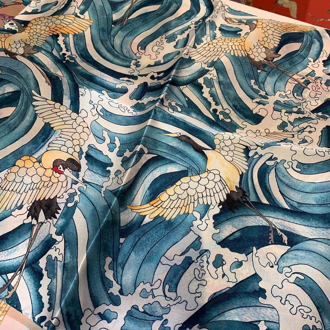 MEN'S EX 男性総合ファッション誌『メンズ・イーエックス』公式アカウントさんのインスタグラム写真 - (MEN'S EX 男性総合ファッション誌『メンズ・イーエックス』公式アカウントInstagram)「@roidulac  Image source is Japan!!! Beautiful silk pattern print.  ロイドゥラックのスカーフやチーフ。毎回違う国をテーマにしていて今回は、日本。  海外で考える日本のイメージ、着物や桜、鶴も非常に色鮮やか。  開襟シャツもオシャレ。  #roidulac  #pittiuomo #pittiuomo96 #pu96 #pittiimagine #thepittispecialclick #pittipeople」6月14日 23時43分 - mens_ex