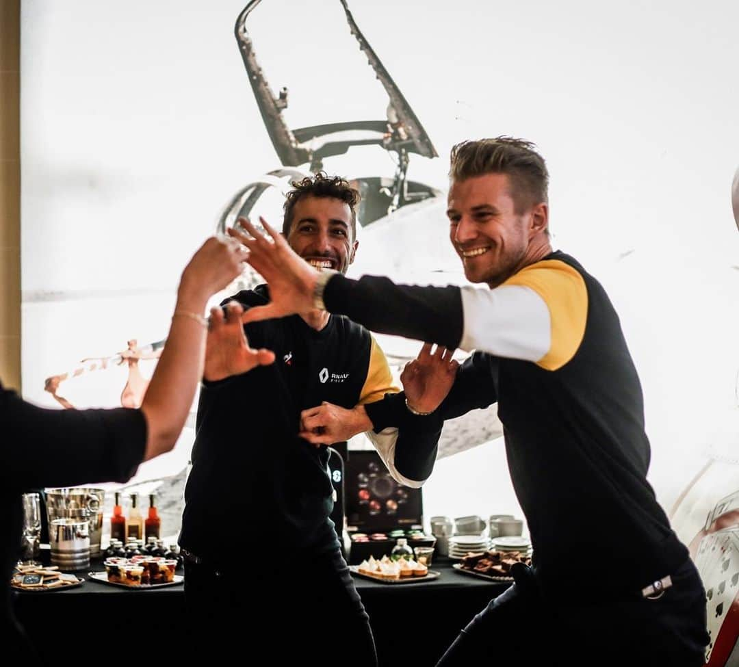 ルコックスポルティフさんのインスタグラム写真 - (ルコックスポルティフInstagram)「🇫🇷 Découvrez si @danielricciardo & @hulkhulkenberg ont réussi leur course contre la montre à bord de la nouvelle Renault Twingo #lecoqsportif... ⏱💛 Arriveront-ils à temps à la soirée ? Découvrez la vidéo complète sur IGTV !  @renaultf1team @bellrosswatches #RSspirit」6月14日 23時43分 - lecoqsportif