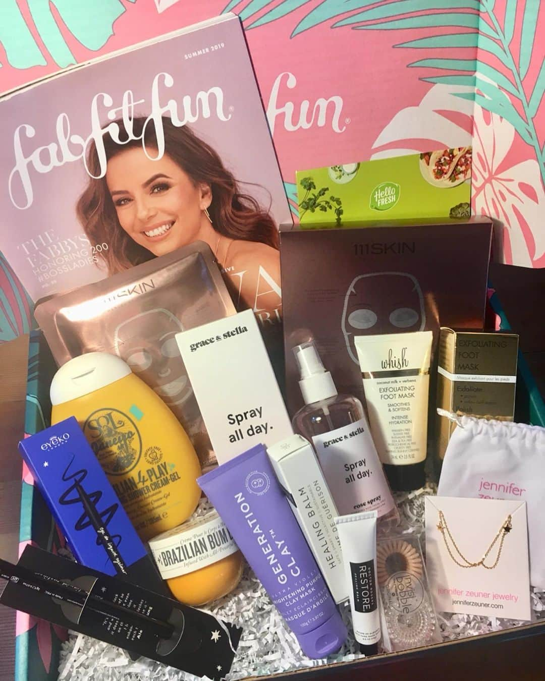 サラ・ドリューさんのインスタグラム写真 - (サラ・ドリューInstagram)「Summer is here and I’m so excited to be a #fabfitfunpartner #fabfitfun !! My #fabfitfunsummerbox just arrived and I’m super excited about all the amazing self care products included.  There’s over $200 worth of product in this box and if you go to www.fabfitfun.com and use my coupon code SARAHDREW, you can get $10 off your first box.  That’s $39.99 for over $200 worth of product!! @Fabfitfun also lets you customize your box to get things that fit your life best, and they are now available in the UK!! Check out my stories to see my favorite items!! #fabfitfun #selfcare #pamperyourself #summer」6月14日 23時46分 - thesarahdrew